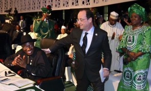Les-presidents-nigerian-Goodluck-Jonathan-et-francais-Francois-Hollande